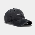Gros plan de la broderie mama blanche sur une casquette de baseball en coton gris délavé - Réglable / Noir