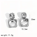 Detailweergave van zilveren vierkante oorknopjes met afmetingen van 25 mm hoog en 15,2 mm breed - Zilver (TE60456-S)
