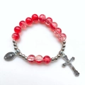 Dettaglio delle perle di vetro rosso e del ciondolo a croce d'argento sul bracciale rosario - Stile 7 (Rosso Craccato)
