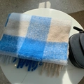 Écharpe à carreaux bleus et beiges effet cachemire avec franges sur table - Carreaux Bleu Beige