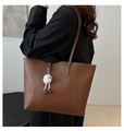 Détail du grand sac cabas en cuir marron vintage avec coutures et breloque peluche - Avec Pendentif / Brun Rouge