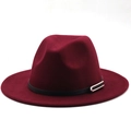 Détail d'un chapeau fedora bordeaux en feutre avec ruban cuir noir et boucle argentée - M (56-58cm) / Bordeaux