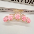 Pinza per capelli con cinque rose in resina rosa su base trasparente da donna - Fermaglio A Forma Di Rosa Rosa (10 Cm)