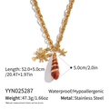 Detalle de dijes de concha y estrella de mar dorados en collar de acero inoxidable - Estilo de Combinación de Vida Marina (YYN025287)