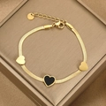 Bracciale a catena serpente dorata con tre ciondoli a cuore e dettaglio nero a olio - Cuore Nero Dorato (BR-18)