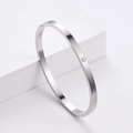 Brazalete minimalista de acero plateado con un diamante cuadrado y acabado de metal cepillado - Color Acero