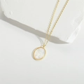 Collier pendentif Vierge Marie plaqué or avec nacre blanche sur un support en pierre - Relief Ovale