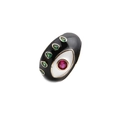 Detailansicht eines französischen Rings mit schwarzer Emaille und rosarotem Edelstein - Einstellbar Offen / Schwarz