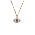 Dettaglio della collana d'oro con pendente occhio greco, pietra blu e cristalli chiari - Pupilla Nero Blu-CN001113YS