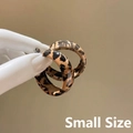 Dettaglio di piccoli orecchini a cerchio in resina con stampa leopardata e design tondo - 4# Perno per orecchini in argento sterling 925 - Caffè - 3cm (Forma a C Leopardata)