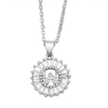 Détail du collier avec pendentif lettre W et zircons sur fond blanc épuré - Lettre W