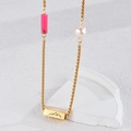 Collana a doppio strato dorata con perla rosa e ciondolo a montagna su sfondo bianco - Stile Etichetta Montagna con Perla e Perlina Rosa (N2147)