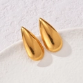 Nahaufnahme minimalistischer 18K vergoldeter Tropfenohrringe auf weißer Keramik - Gold Kleiner Tropfen (E905-4)