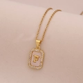 Gros plan du pendentif rectangulaire en or 18 carats avec nacre blanche, cristaux et lettre F - Lettre F