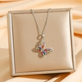 Dettaglio del ciondolo a farfalla con zirconi colorati e catena d'argento su scatola regalo - Stile Farfalla Zirconia Colorata (8554) / Argento