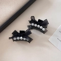 Detalle de elegantes pinzas para el cabello con lazos de organza negra y perlas blancas - Pinza para el Cabello con Lazo de Malla Negra / 1 Pieza