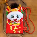 Pochette festive en peluche mascotte Année du Cheval avec broderies chinoises rouges - 20cm / Sac à Bandoulière Enveloppe Rouge / Bleu