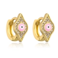 Makroaufnahme von 18K vergoldeten Evil Eye Ohrringen mit Emaille und Zirkon-Steinen - Rosa