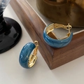 Detalle macro de resina marmolada azul en aretes de aro dorados vintage - Aros - Azul