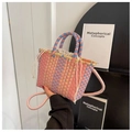 Dettaglio della borsa a cesto intrecciata colorata con fodera e manici in corda - Rosa