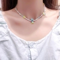 Collier de perles colorées avec pendentif poisson 'Ji' porté par un mannequin chic - Pendentif poisson en céramique perles colorées (128# Collier)