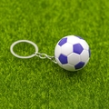 Mini porte-clés de football blanc et violet sur gazon pour décoration de cadeau - Violet