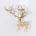Dettaglio della spilla a renna con smalto beige, strass bianchi e finiture dorate - Posa in Piedi-Bianco Crema Perla Sintetica (LU-2)