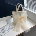 Cremefarbene Canvas-Tasche mit großer dekorativer Netzschleife im minimalistischen Stil - Beige