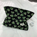 Neceser de pana vintage con patrones de corazones y etiqueta sobre tela blanca - Bolsa de Maquillaje de Pana Corazón Verde