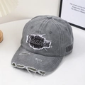 Gros plan sur la casquette en denim gris délavé avec détails usés et broderie vintage - Gris