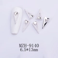 Dettaglio macro di decorazioni per unghie a triangolo 6,5x13mm con perle e strass luccicanti - Triangolo di Perle e Strass Argento (9140)