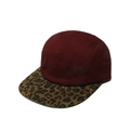 Detalle de gorra camper de 5 paneles granate con visera plana con estampado de leopardo - M / Burdeos