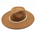 Dettaglio del cappello fedora in lana marrone con una fascia decorativa di perle bianche - M(56-58cm) / Cachi