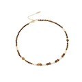 Collar de cuentas ojo de tigre con detalles dorados y perlas blancas en fondo blanco - Estilo de Espaciador de Cuenta Blanca (7#)