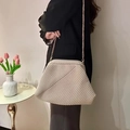 Borsa cloud in maglia a righe bianco crema con elegante tracolla a catena dorata - Borsa in velluto a coste con catena / Plissettato beige