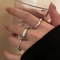 Silbernes Schleifen-Perlen-Zirkon-Ring-Set mit Wellenband und strukturierter Optik - Silber Zweiteiliges Set (J908)