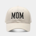 Detalle del bordado MOM en una gorra de béisbol de algodón en color crema - Sólido MOM / Beige