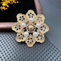 Broche fleur dorée élégante avec perles blanches et cristaux de strass étincelants - BZ029 Bouquet de Fleurs Creuses