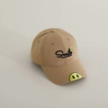 Dettaglio cappellino in cotone kaki con ricamo smile giallo e scritta ricamata - 52-54cm (3-8 Anni) / Cachi