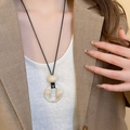 Sautoir rétro avec anneau en résine effet marbre crème et perle sur cordon noir - 13# Collier-Blanc