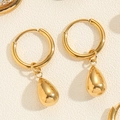 Dettaglio di orecchini in titanio placcato oro 18 carati con pendenti a goccia d'acqua - Orecchini a goccia / Oro