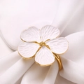 Elegante witte bloem servetring met gouden rand op een witte stoffen achtergrond - Wit