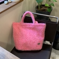 Borsa tote in peluche rosa con consistenza morbida e dettaglio in metallo a cuore - Rosa