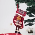 Detail van rode kerstsok met 3D pluche rendier hangend aan een kerstboomtak - Eland Stijl
