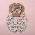 Détail d'un bavoir floral pour bébé et de bandeaux à nœuds assortis sur support - Gingham Noir Blanc avec Style Floral Rose (6)