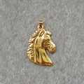 Gros plan détaillé du pendentif tête de cheval en 3D avec une finition plaqué or poli - Sculpté fin / Or