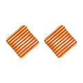 Makroaufnahme quadratischer Goldohrringe mit stilvollen diagonalen roten Streifen - Quadratischer roter Streifen (MS-597A)
