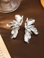 Dettaglio di orecchini floreali 3D argento con texture metallica vintage e foglie - Stile S4233 / Argento