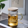 Taza de té de vidrio con tapa de madera y fondo de montaña con una flor flotante - 500ml / Tapa de Bambú Taza Vista a la Montaña (Mango Dorado)