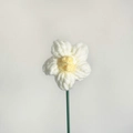 Handgefertigte weiße Häkelblume mit gelber Mitte und grünem Stiel für Wohndeko - Weiß